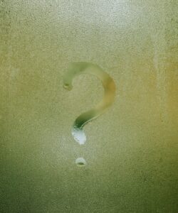 Eau de Parfum vs Eau de Toilette vs Eau de Cologne : Le Guide Complet