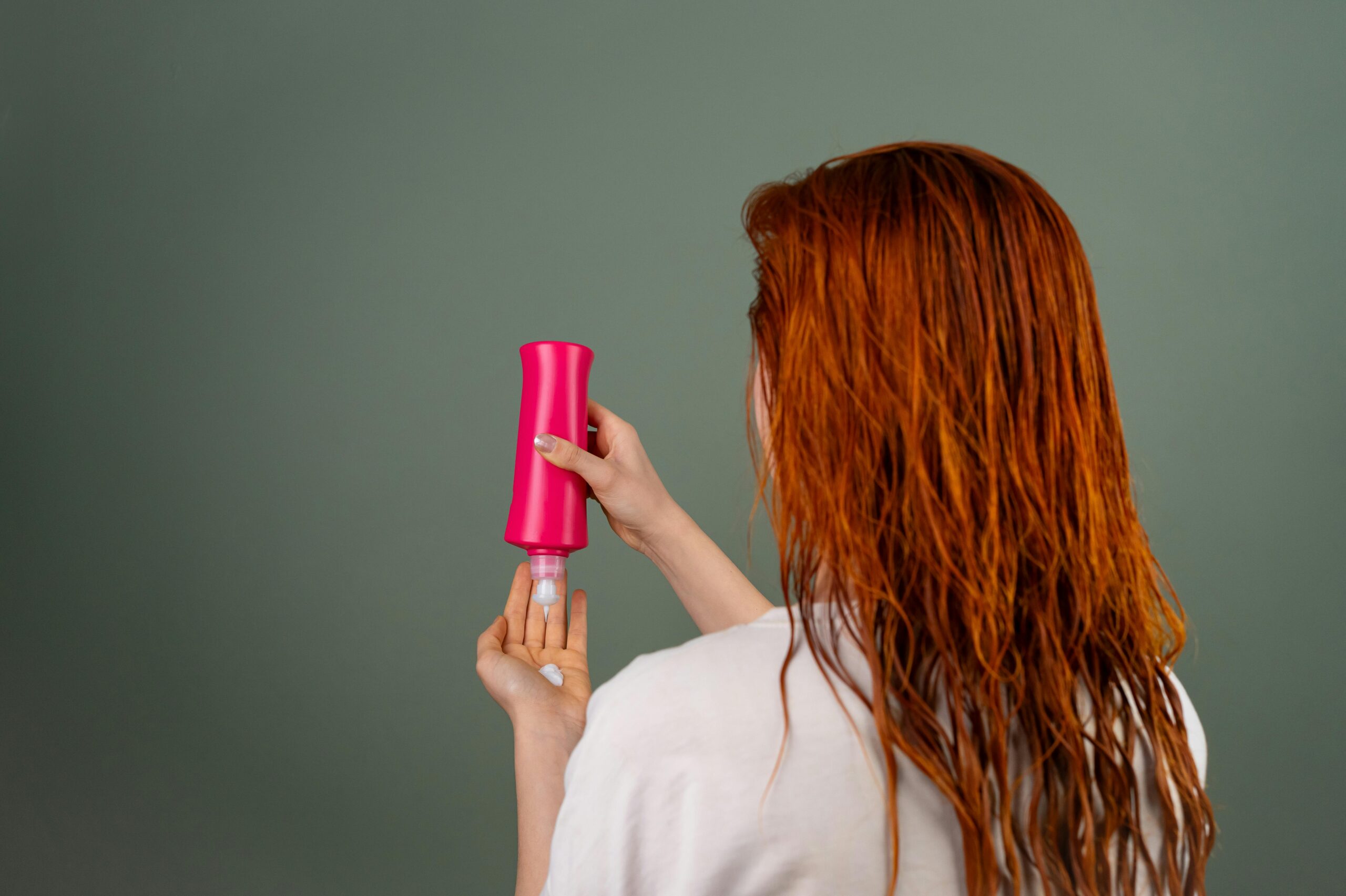 Femme appliquant un soin capillaire après la douche - cheveux humides routine naturelle